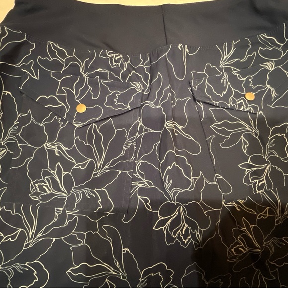 Women’s Cypress Club Navy Skort With White Flowers and Pockets Size Small - Picture 5 of 14